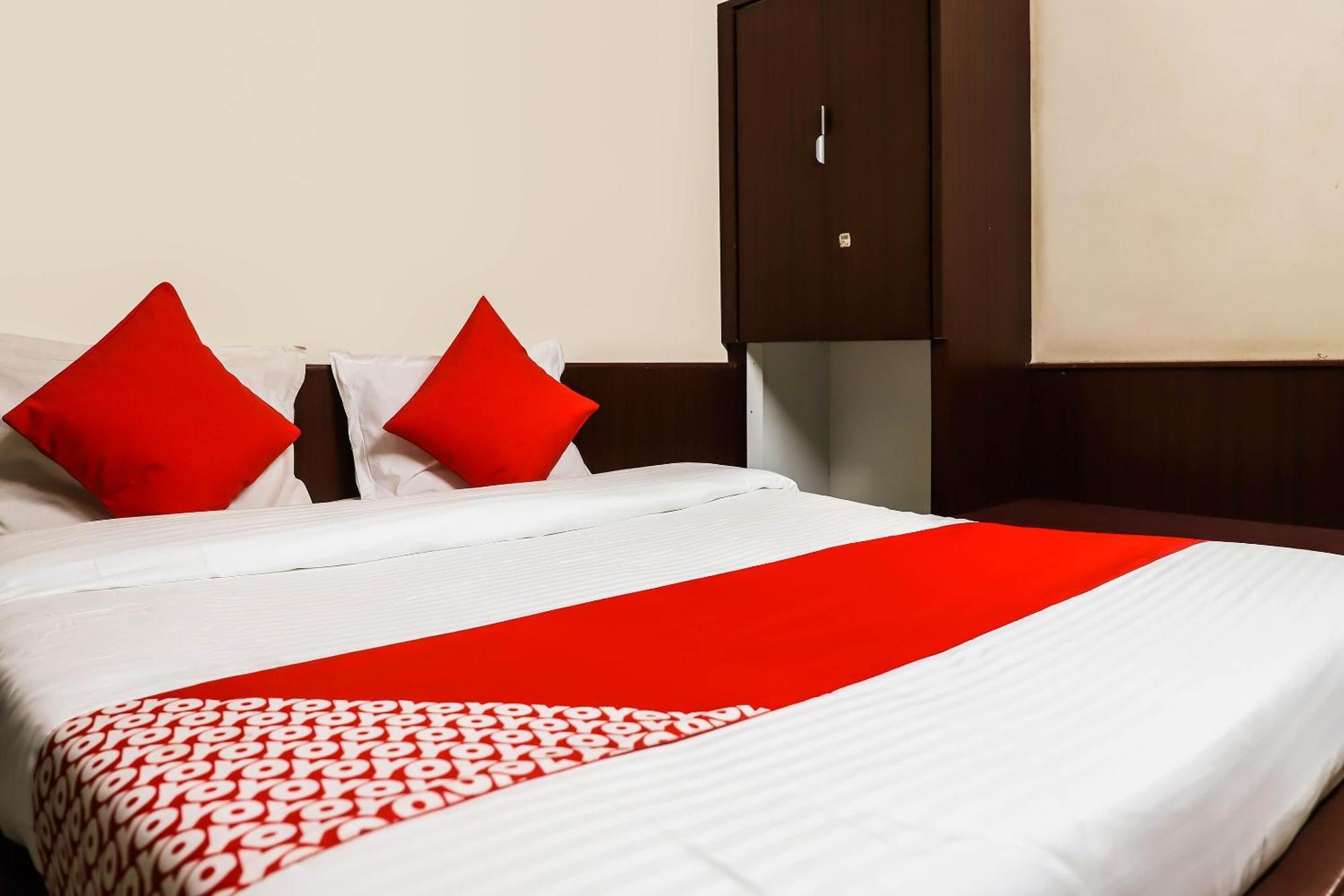 Hotel Spot On Bagiya Restaurant Harda Esterno foto