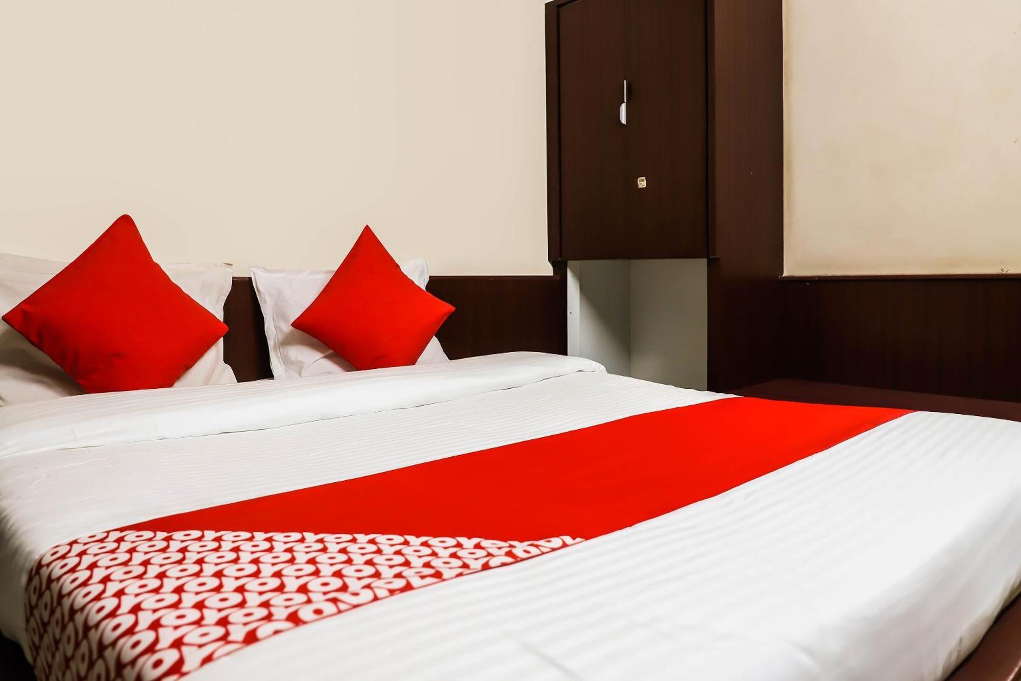 Hotel Spot On Bagiya Restaurant Harda Esterno foto