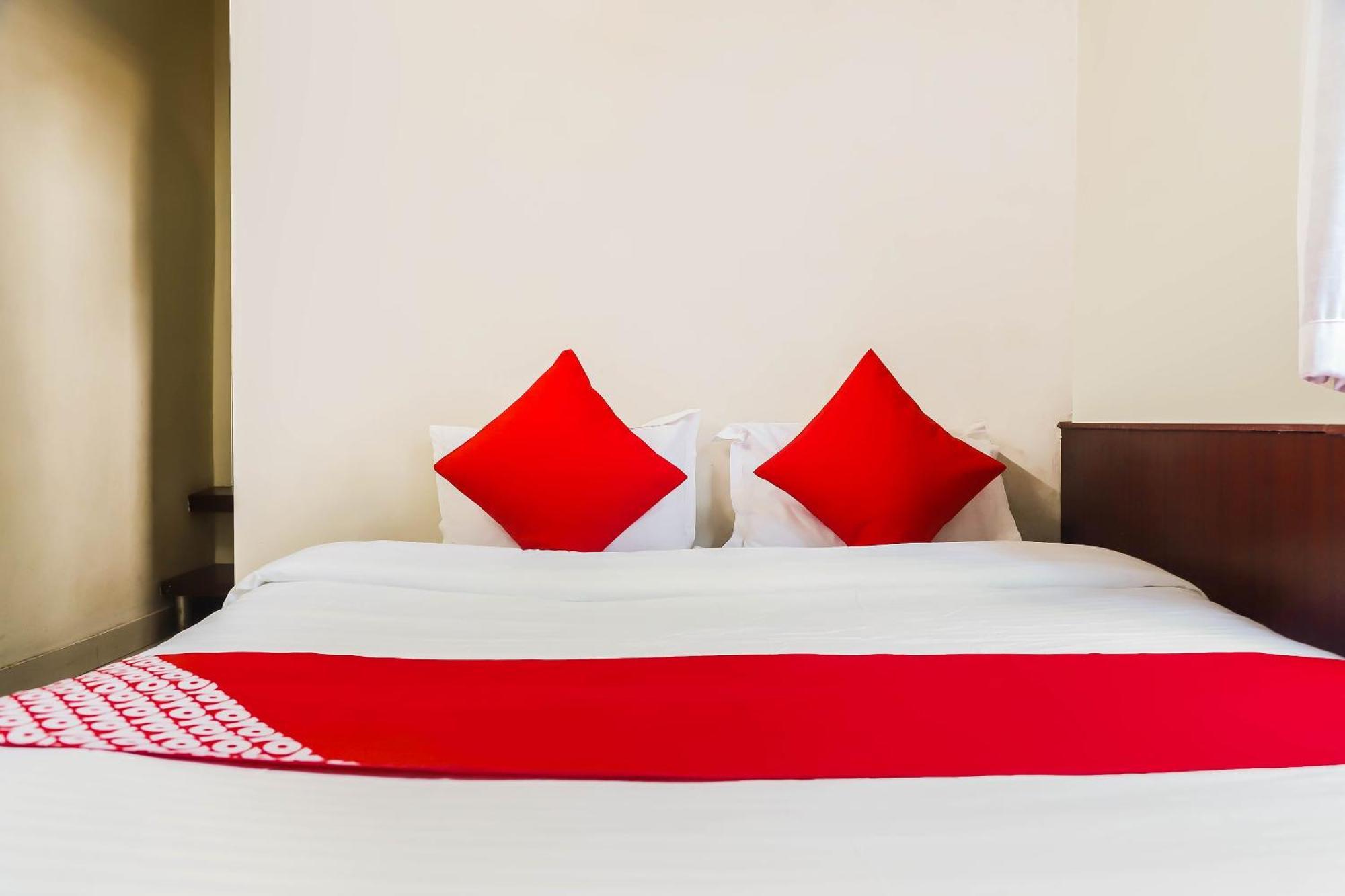 Hotel Spot On Bagiya Restaurant Harda Esterno foto