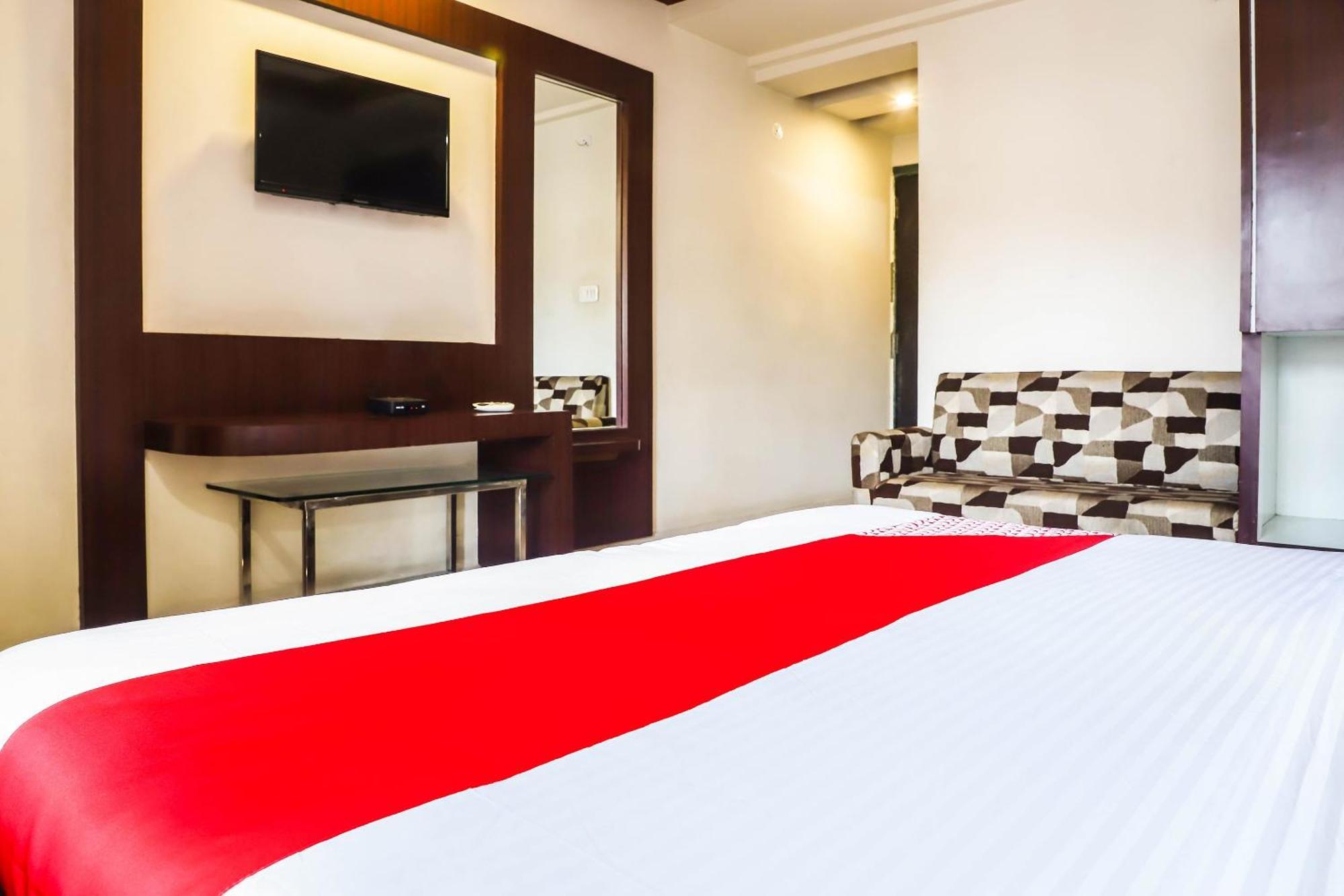Hotel Spot On Bagiya Restaurant Harda Esterno foto