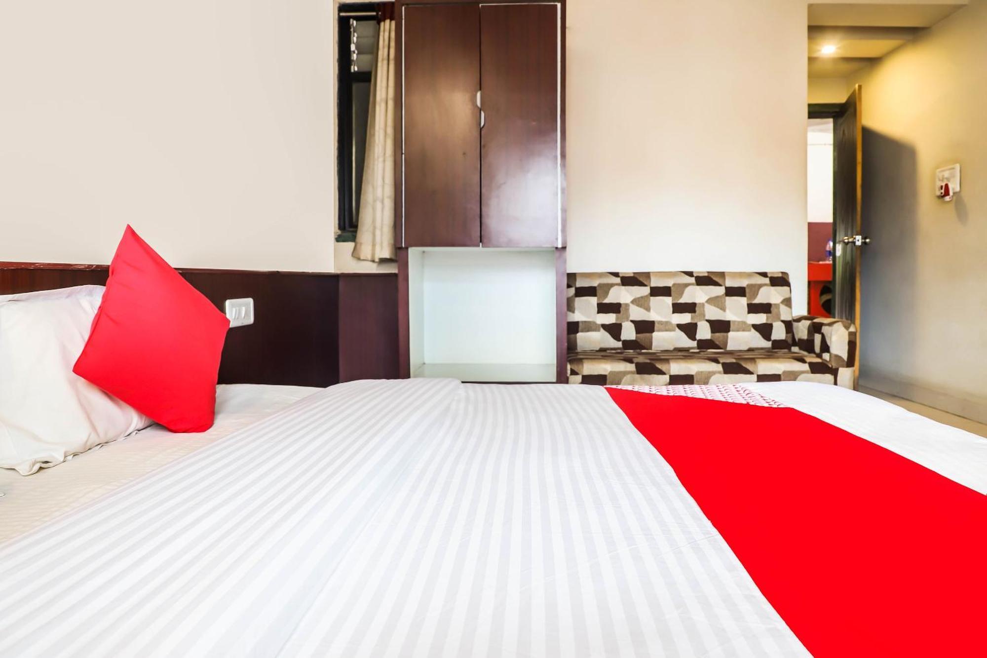 Hotel Spot On Bagiya Restaurant Harda Esterno foto