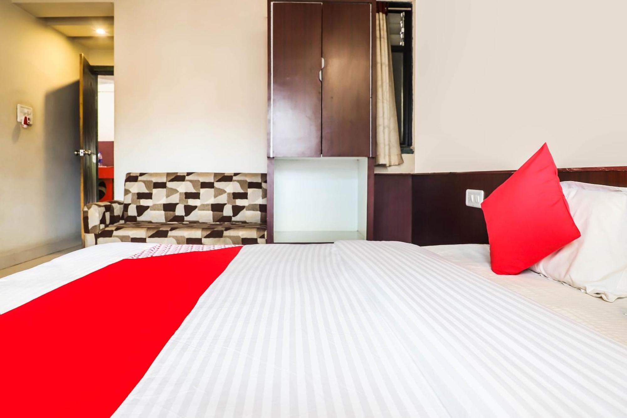 Hotel Spot On Bagiya Restaurant Harda Esterno foto
