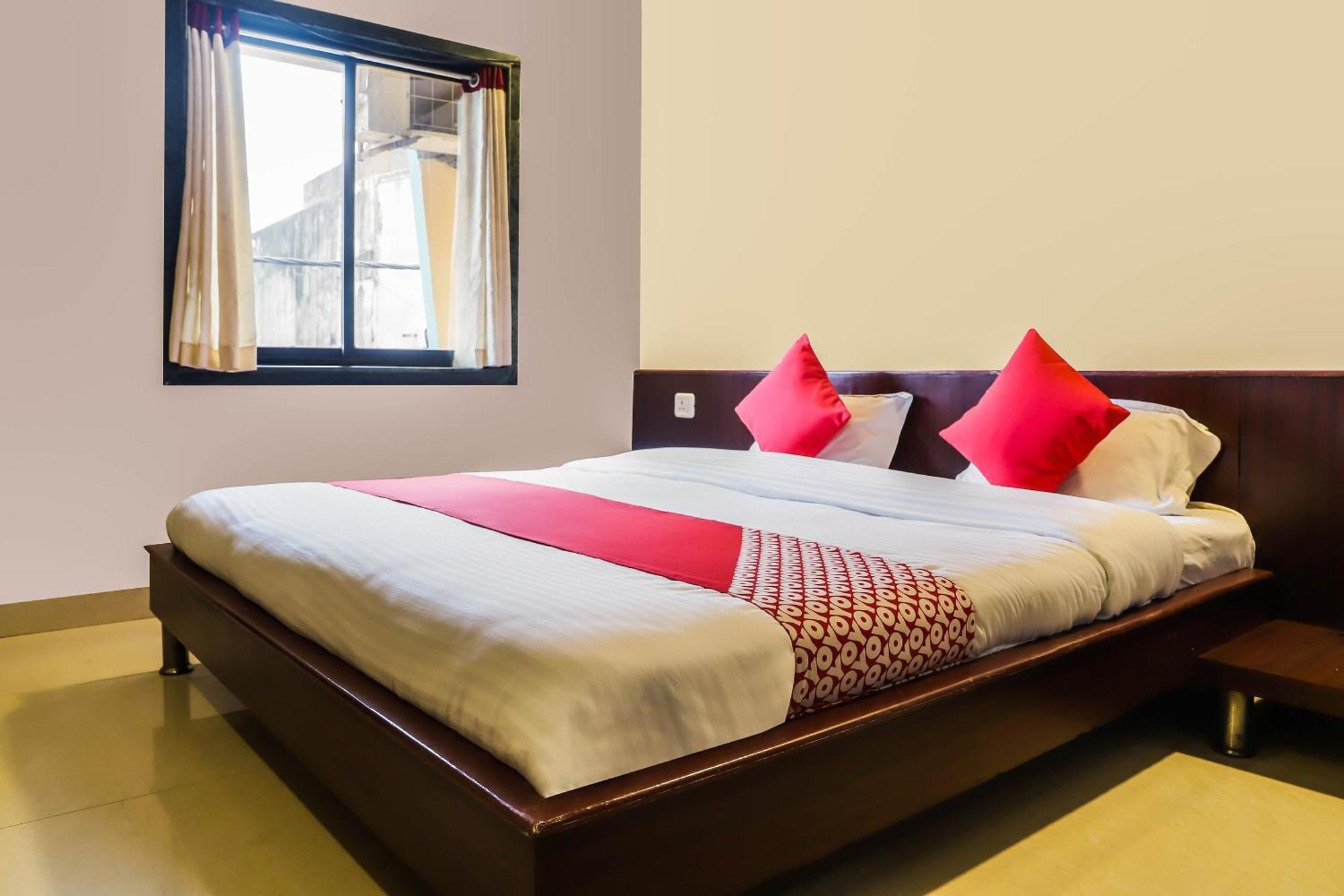 Hotel Spot On Bagiya Restaurant Harda Esterno foto